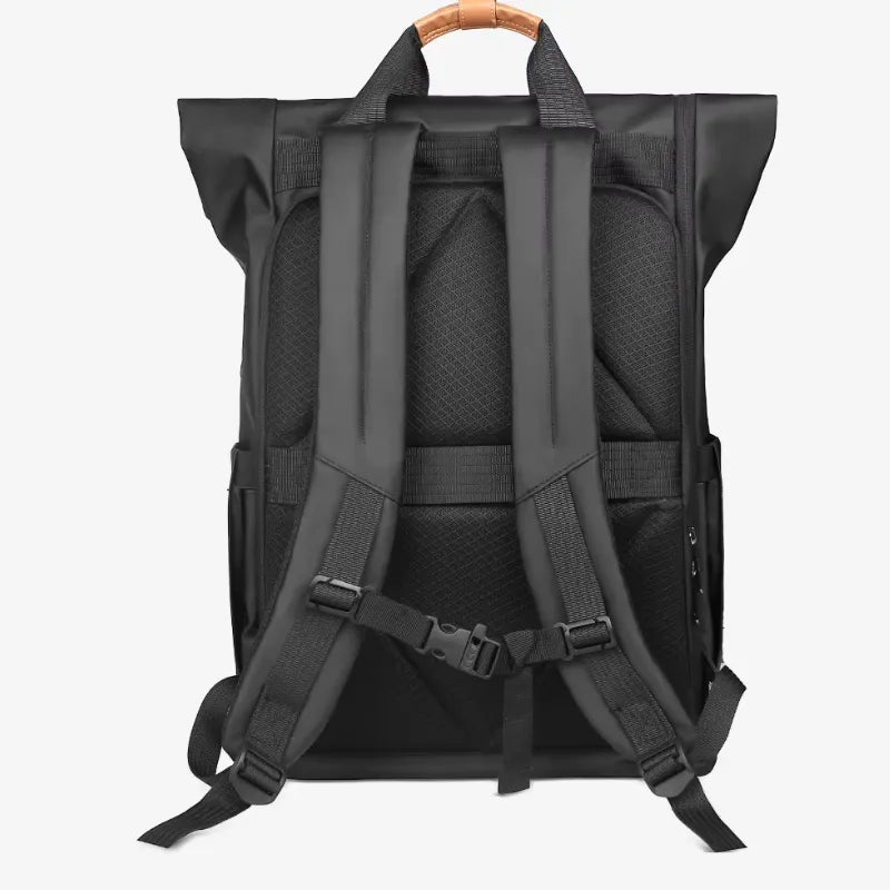 Alças ergonômicas com costura reforçada.