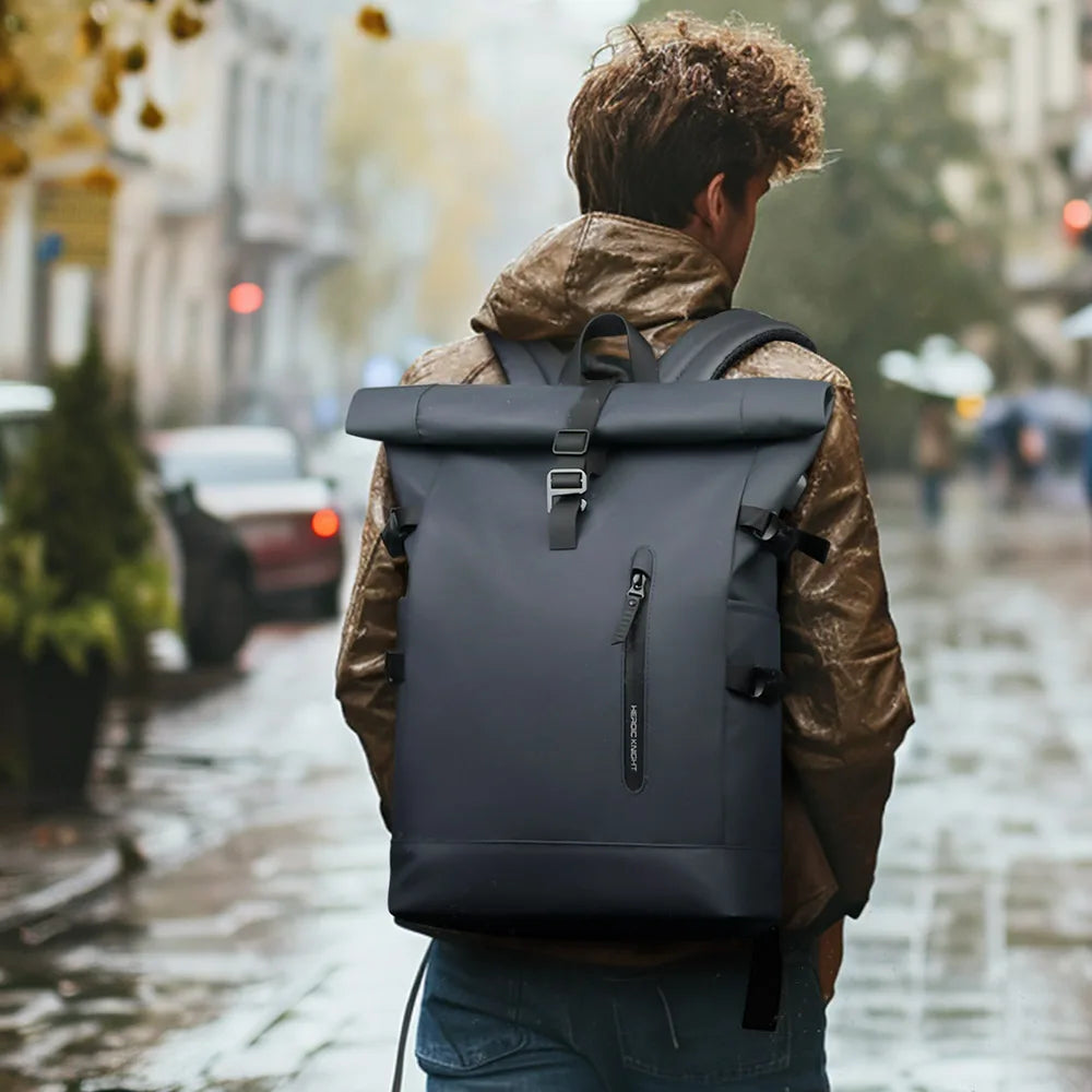 Detalhe do fechamento rolltop com fivela metálica.