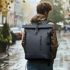 Detalhe do fechamento rolltop com fivela metálica.