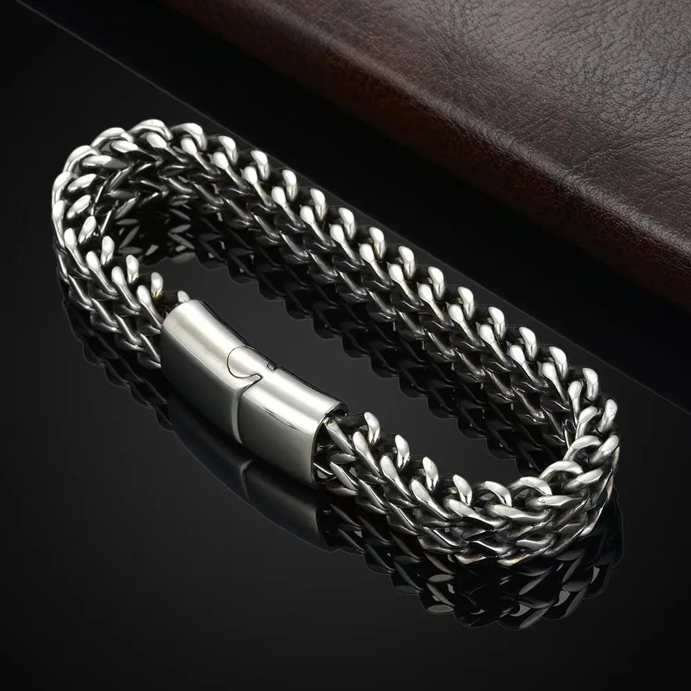 Detalhe dos elos duplos da pulseira cubana prateada
